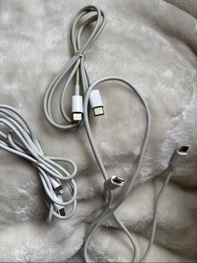 White Multi-Connector Charging Cable Set - Compatible Lightning & USB-C